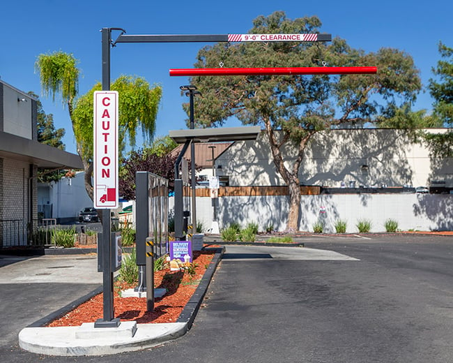 Clearance bar at a drive-thru system